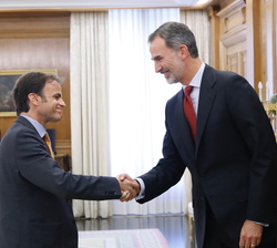 Su Majestad el Rey recibe el saludo del representante de en Comú Podem-Guanyem el Canvi, Jaume Asens Llodrá