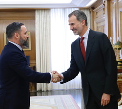 Su Majestad el Rey recibe el saludo del representante de VOX, Santiago Abascal Conde