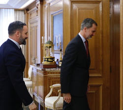 Su Majestad el Rey se dirige a su despacho con el representante de VOX, Santiago Abascal Conde