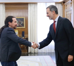 Su Majestad el Rey recibe el saludo del representante de Podemos (Unidas Podemos), Pablo Iglesias Turrión
