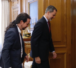 Su Majestad el Rey se dirige a su despacho con el representante de Podemos (Unidas Podemos), Pablo Iglesias Turrión