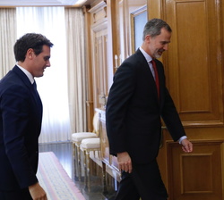 Su Majestad el Rey se dirige a su despacho con el representante de Ciudadanos-Partido de la Ciudadanía (C's), Albert Rivera Díaz