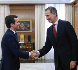 Su Majestad el Rey recibe el saludo del representante del Partido Popular (PP), Pablo Casado Blanco