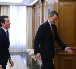 Su Majestad el Rey se dirige a su despacho con el representante del Partido Popular (PP), Pablo Casado Blanco