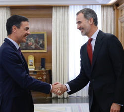 Su Majestad el Rey recibe el saludo del representante del Partido Socialista Obrero Español (PSOE), Pedro Sánchez Pérez-Castejón
