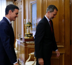 Su Majestad el Rey se dirige a su despacho con el representante del Partido Socialista Obrero Español (PSOE), Pedro Sánchez Pérez-Castejón