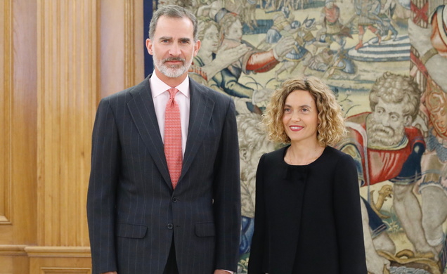 Su Majestad el Rey acompañado por la presidenta del Congreso de los Diputados, Meritxell Batet Lamaña, momentos antes de presentarle la lista de repre