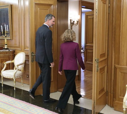 Su Majestad el Rey se dirige a su despacho con la presidenta del Congreso de los Diputados, Meritxell Batet Lamaña