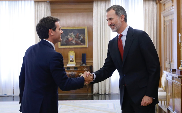 Su Majestad el Rey recibe el saludo del representante de Ciudadanos-Partido de la Ciudadanía (C's), Albert Rivera Díaz