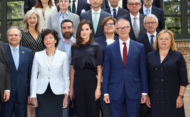 Doña Letizia junto a los patronos de la Residencia de Estudiantes