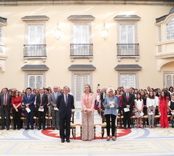 Doña Elena en la primera fila junto al presidente del Coonsejko de Administración del Patrimonio Nacional, Alfredo Pérez de Armiñan y Carme Solé, Prem