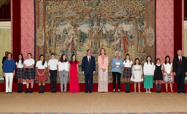 Su Alteza Real la Infanta Doña Elena junto a los premiados y los miembros del jurado