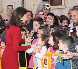 Doña Letizia, a su llegada a El Burgo de Osma, durante la bienvenida de las personas que le esperaban