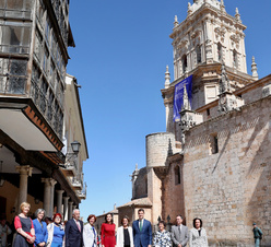 Doña Letizia junto a las autoridades regionales y locales en la Plaza de la Catedral de El Burgo de Osma