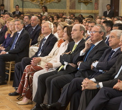 Vista de la primera fila de asientos con las autoridades y premiados