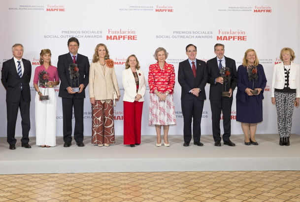 Su Majestad la Reina Doña Sofía junto a las autoridades y premiados