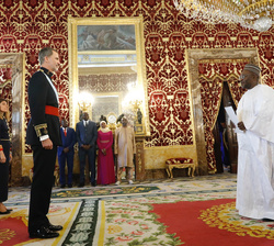 Su Majestad el Rey recibe la Carta Credencial de manos del embajador de la República de Gambia, Habib Saihou Drammeh