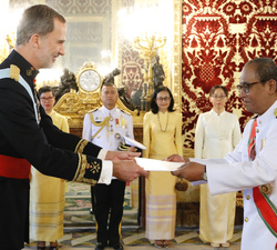 Su Majestad el Rey recibe la Carta Credencial de manos del embajador del Reino de Tailandia, Krerkpan Roekchamnong