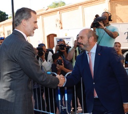 Su Majestad el Rey es recibido a su llegada por el presidente en funciones de la Comunidad de Madrid, Pedro Rollán