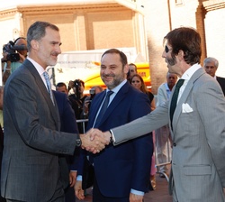 Su Majestad el Rey es recibido a su llegada por el matador de toros, Juan José Padilla