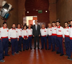 Su Majestad el Rey con los mulilleros de la Plaza de Toros de Las Ventas