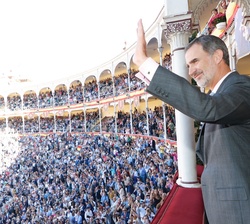 Su Majestad el Rey saluda desde el Palco Real de la Plaza de Toros de Las Ventas