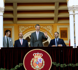 Su Majestad el Rey acompañado por las autoridades asistentes a la corrida, en el Palco Real
