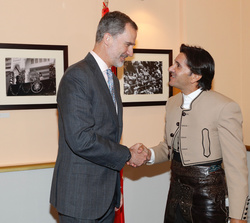 Su Majestad el Rey recibe el saludo del rejoneador Diego Ventura