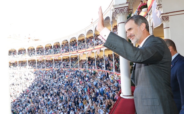 Su Majestad el Rey saluda desde el Palco Real de la Plaza de Toros de Las Ventas