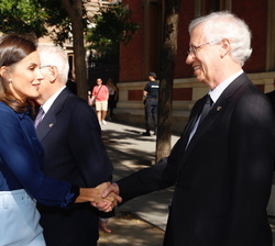 Doña Letizia recibe el saludo del vicedirector de la RAE, Don José Manuel Sánchez Ron