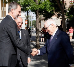 Su Majestad el Rey recibe el saludo del director honorario de la RAE y Caballero del Toisón de Oro, Víctor García de la Concha