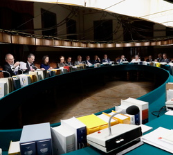 Sus Majestades los Reyes presiden la sesion plenaria de Real Academia Española