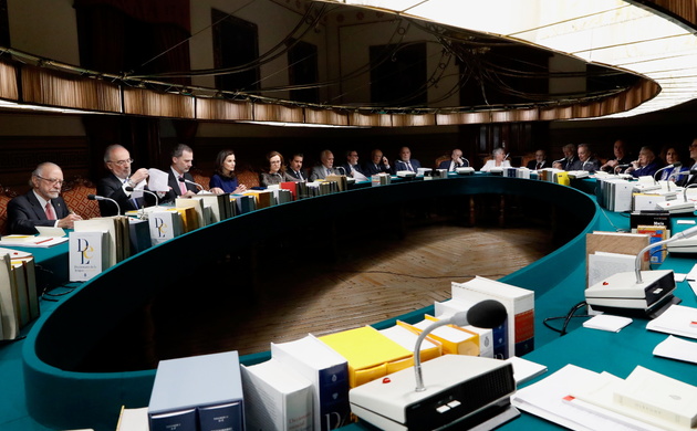Sus Majestades los Reyes presiden la sesion plenaria de Real Academia Española