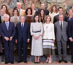 Su Majestad la Reina junto a los asistentes a la reunión del Consejo Internacional del Teatro Real