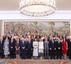 Su Majestad la Reina junto a los asistentes a la reunión del Consejo Internacional del Teatro Real
