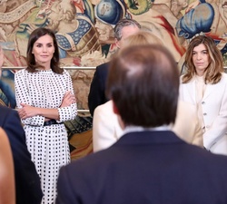 Doña Letizia durante el desarrollo de la audiencia con los asistentes a la reunión del Consejo Internacional del Teatro Real