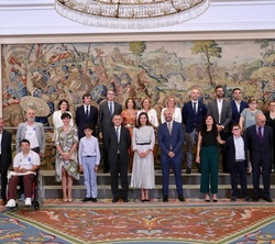 Su Majestad la Reina junto a los galardonados en la XII edición de los Premios “Buenos días, Javi y Mar: por un mundo mejor”