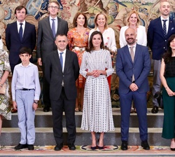 Su Majestad la Reina junto a los galardonados en la XII edición de los Premios “Buenos días, Javi y Mar: por un mundo mejor”