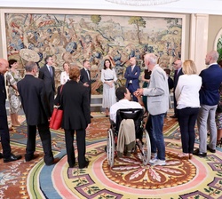 Doña Letizia durante el desarrollo de la audiencia con los galardonados en la XII edición de los Premios “Buenos días, Javi y Mar: por un mundo 