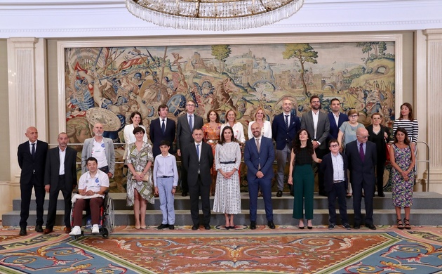 Su Majestad la Reina junto a los galardonados en la XII edición de los Premios “Buenos días, Javi y Mar: por un mundo mejor”