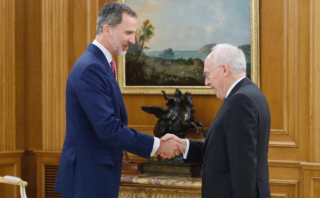 Don Felipe recibe el saludo de Manuel Pizarro Moreno, presidente de la Real Academia de Jurisprudencia y Legislación