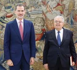 Don Felipe junto a D. Juan José González Rivas, presidente del Tribunal Constitucional