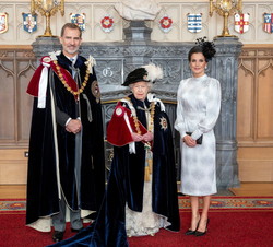 Sus Majestades los Reyes junto a Su Majestad la Reina Isabel II del Reino Unido de la Gran Bretaña e Irlanda del Norte tras la investidura como Caball