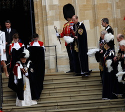 Los Miembros de la Orden de la Jarretera atentos ante la salida de Su Majestad la Reina Isabel II
