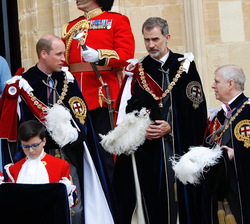 Su Majestad el Rey a la salida de la Capilla de San Jorge junto a  miembros de la Orden de la Jarretera