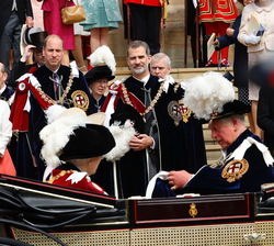 Su Majestad el Rey junto a Su Alteza Real el duque de Cambridge esperando el coche de caballos descubierto que los lleva al Castillo de Windsor