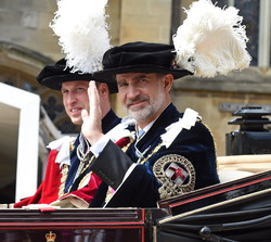 Su Majestad el Rey en el coche de caballos junto a Su Alteza Real el duque de Cambridge
