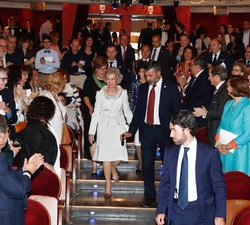 Doña Sofía accede al patio de butacas del Teatro Real