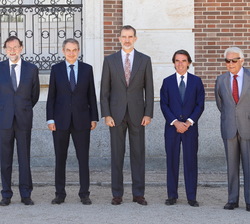 Su Majestad el Rey junto a los expresidentes del Gobierno