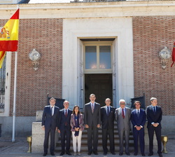 Don Felipe junto a las autoridades que le recibieron a su llegada
